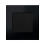 Vienpolis mechaninis jungiklis su plastikiniu rėmeliu (juodas)