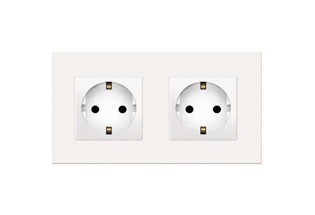 Dvivietis kištukinis lizdas su įžeminimu, su plastikiniu rėmeliu (baltas)