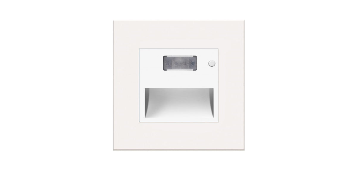 Laiptų šviestuvas baltos spalvos su judesio davikliu (plastikinis rėmelis)