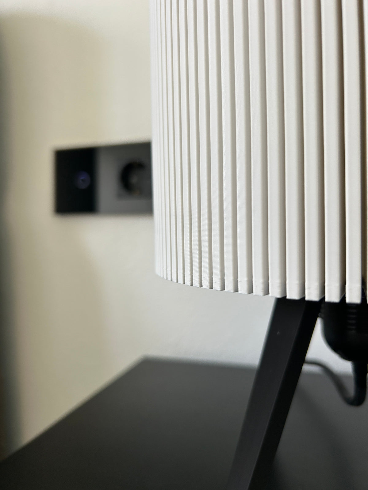 LUMINA Tripod – modernus stalo šviestuvas