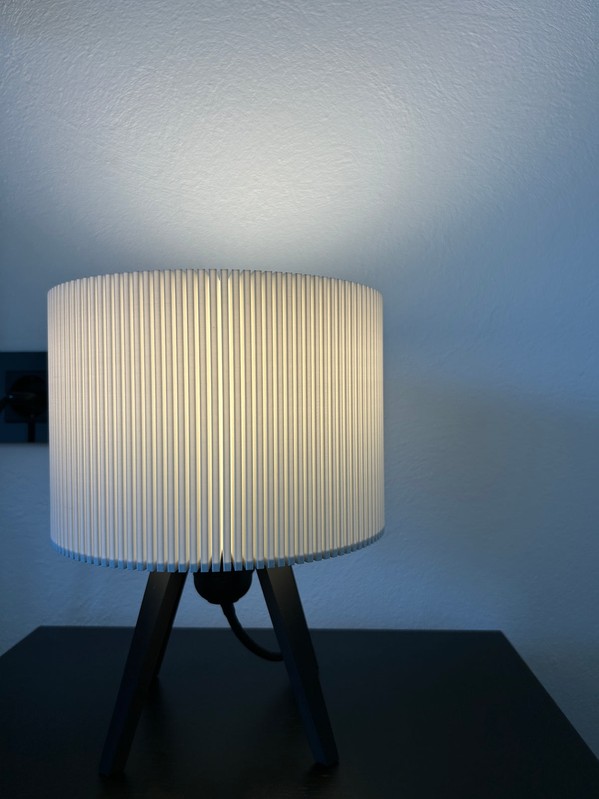 LUMINA Tripod – modernus stalo šviestuvas