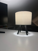 LUMINA Tripod – modernus stalo šviestuvas